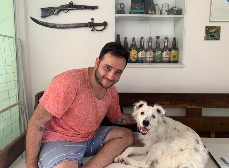 O estudante João Gabriel comemora a adoção do cãozinho surdo Jögan – Foto: João Gabriel Ferreira/Divulgação/ND
