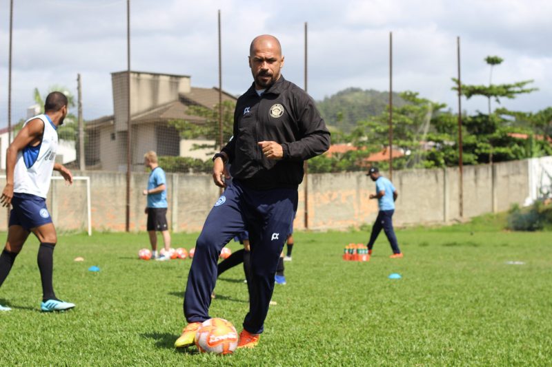Técnico Pingo durante treinos do Tubarão