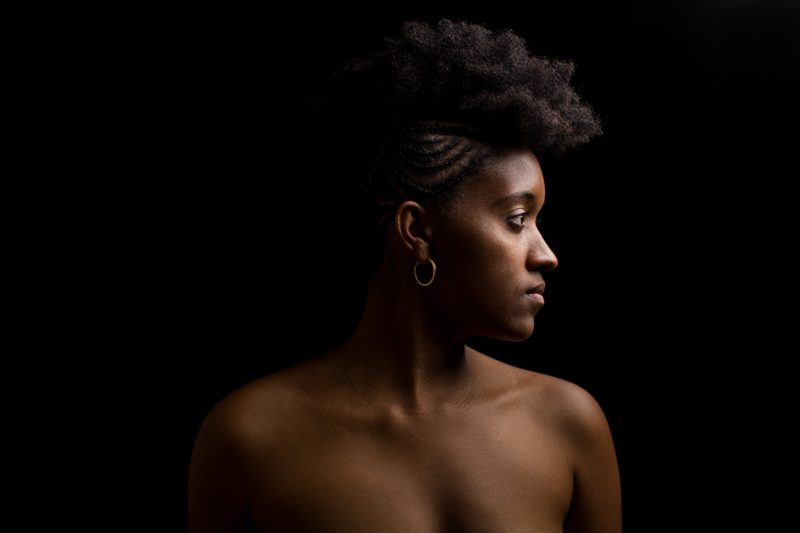 Imagem tem a cantora Dandara Manoela, mulher negra em posição de perfil. Ela é uma das atrações do festival Sarau da Tainha, em Balneário Camboriú