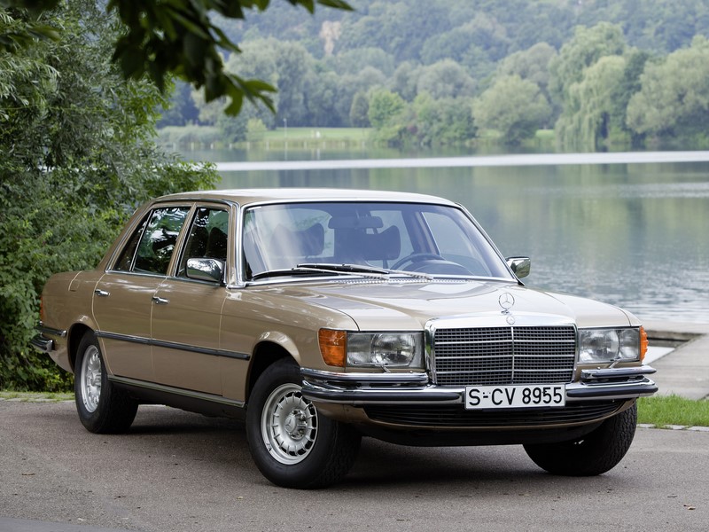 Snow Patrol - Open Your Eyes: o clipe conta com imagens do curta-metragem C'était Un Rendez-vous. Nele, uma Mercedes-Benz 450 SEL foi a responsável pelas filmagens. É possível ver diversos carros clássicos, como o Austin Mini e o Citroën 2CV. O vídeo completo está qui: https://bit.ly/2FztqQV - Foto: Divulgação - Foto: Divulgação/Garagem 360/ND