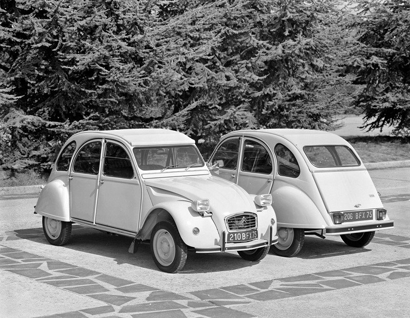 Snow Patrol - Open Your Eyes: o clipe conta com imagens do curta-metragem C'était Un Rendez-vous. Nele, uma Mercedes-Benz 450 SEL foi a responsável pelas filmagens. É possível ver diversos carros clássicos, como o Austin Mini e o Citroën 2CV. O vídeo completo está qui: https://bit.ly/2FztqQV - Foto: Divulgação - Foto: Divulgação/Garagem 360/ND