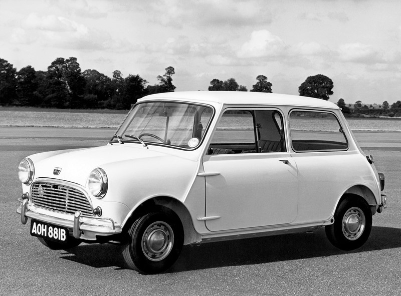 Snow Patrol - Open Your Eyes: o clipe conta com imagens do curta-metragem C'était Un Rendez-vous. Nele, uma Mercedes-Benz 450 SEL foi a responsável pelas filmagens. É possível ver diversos carros clássicos, como o Austin Mini e o Citroën 2CV. O vídeo completo está qui: https://bit.ly/2FztqQV - Foto: Divulgação - Foto: Divulgação/Garagem 360/ND