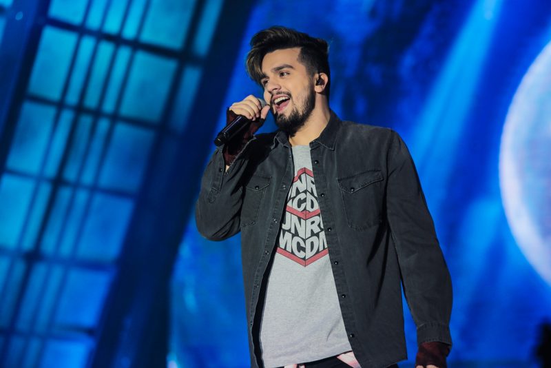 Luan Santana defendeu Lu&iacute;sa Sonza de haters, durante live neste s&aacute;bado (26) – Foto: @wirso/ND