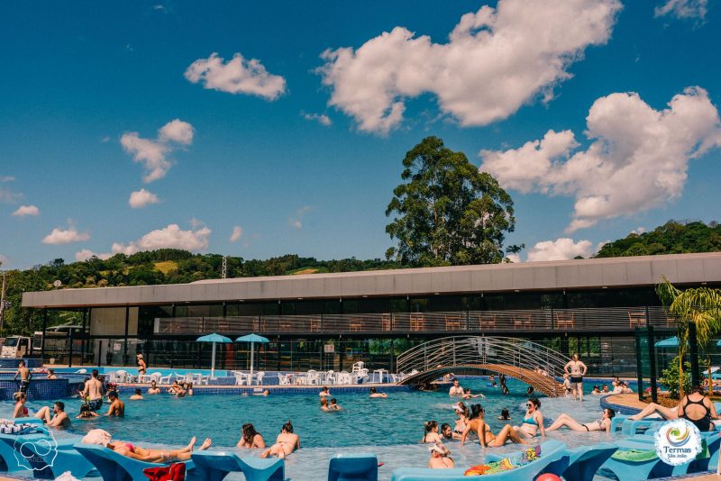 público em parque aquático