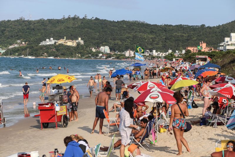 Praia de Jurerê tem faixa de areia pequena e deve ser engordada. Foto: Anderson Coelho/ND