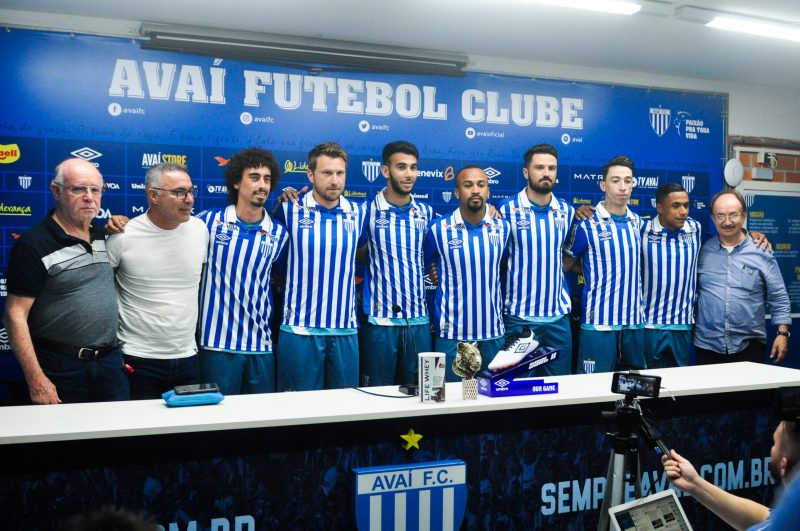 <strong>JANEIRO</strong>: O ano começou com muita expectativa no Leão. Ao lado do técnico português, Augusto Inácio, o Avaí apresentou um pacotão de reforços com vários nomes conhecidos do futebol brasileiros, entre eles: Valdívia, Rildo, Arnaldo e Wesley. – Foto: Arquivo/Gabriel Lain/ND