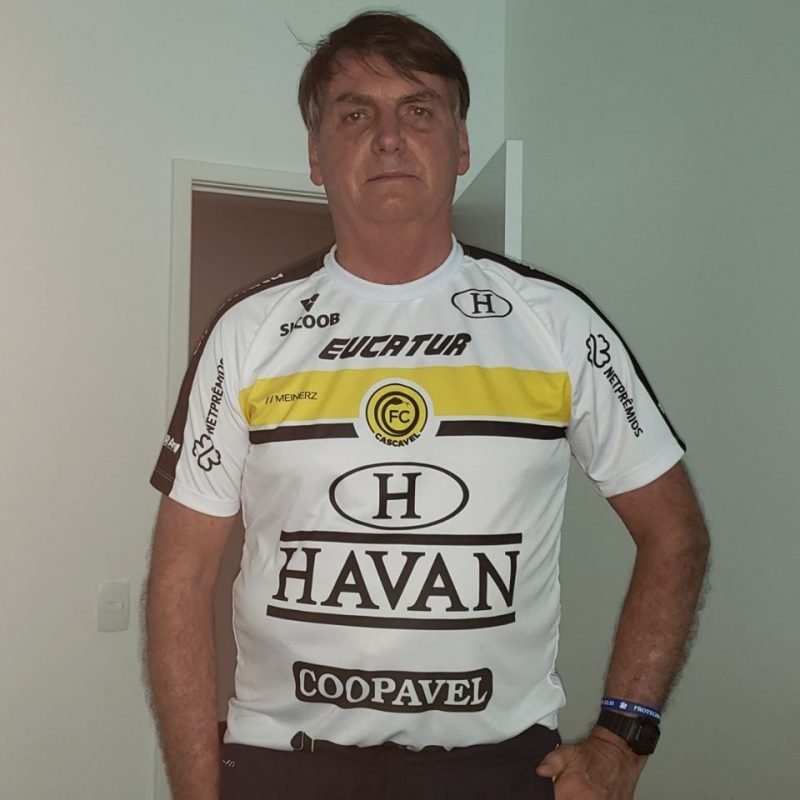 Na publicação, Bolsonaro veste camiseta do time Cascavel – Foto: Redes Sociais/Reprodução
