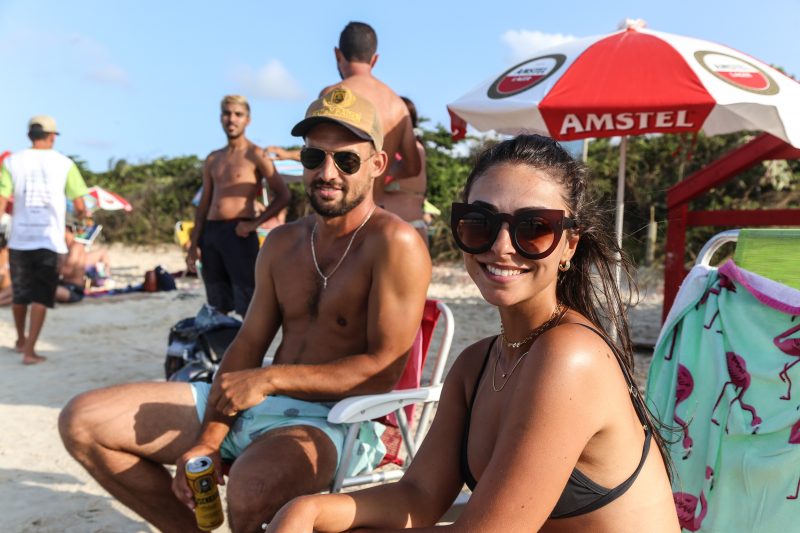 Murilo Ely e Bruna Bueno ficaram muito próximos do mar em Jurerê. – Foto: Anderson Coelho/ND