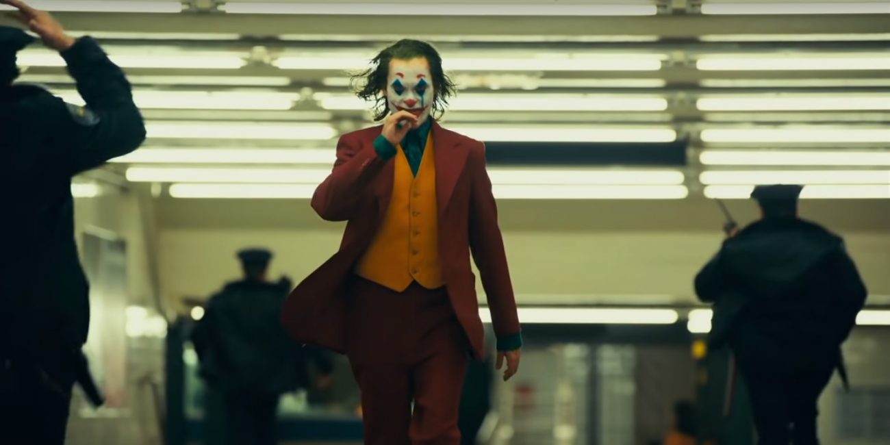 Coringa: Um dos personagens mais clássicos do cinema mudial desta vez é vivido pelo ator Joaquin Phoenix. Arthur Fleck trabalha como palhaço para uma agência de talentos e, toda semana, precisa comparecer a uma agente social, devido aos seus conhecidos problemas mentais. Após ser demitido, Fleck reage mal à gozação de três homens em pleno metrô e os mata. - Foto: Reprodução/Redes Sociais/ND