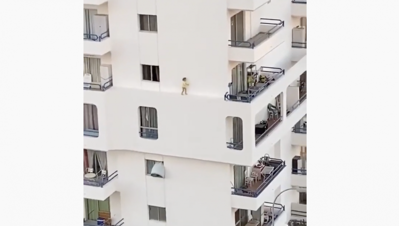 Imagem mostra a crian&ccedil;a correndo na beirada do pr&eacute;dio. Assustador! – Foto: Reprodu&ccedil;&atilde;o