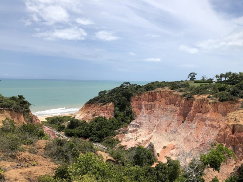 Praia com falésias de Trancoso: “O mundo está de olho neste imenso, rico e inexplorado Brasil” – Foto: Divulgação/ND