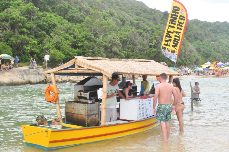 Venda de espetinho no barco faz sucesso na Guarda – Foto: Gabriel Lain/ND