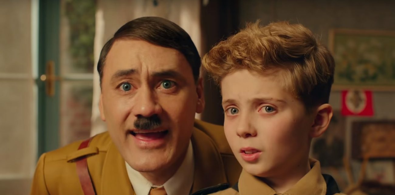 JoJo Rabbit: O filme traz como cenário a Segunda Guerra Mundial. Na Alemanha em meio ao conflito militar, Jojo (Roman Griffin Davis) é um jovem nazista de 10 anos, que trata Adolf Hitler (Taika Waititi) como um amigo próximo, em sua imaginação. Seu maior sonho é participar da Juventude Hitlerista, um grupo pró-nazista composto por outras pessoas que concordam com os seus ideais. - Foto: Reprodução/Redes Sociais/ND