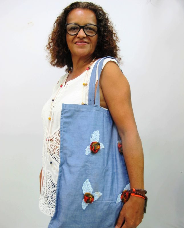 Marília Rodrigues Batista posa orgulhosa com uma das bolsas que criou durante projeto – Foto: Divulgação/ND