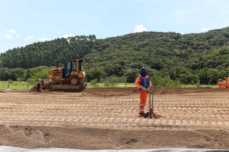 Em Biguaçu, no Km 78, máquinas e homens trabalham na obra que já recebeu mais de R$ 1 bilhão de investimento – Foto: Anderson Coelho/ND