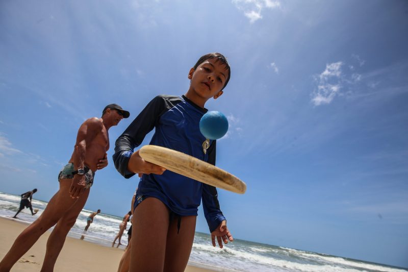 Sob olhar atento dos pais, crian&ccedil;as tamb&eacute;m podem aproveitar o mar&nbsp; – Foto: Arquivo/Anderson Coelho/ND