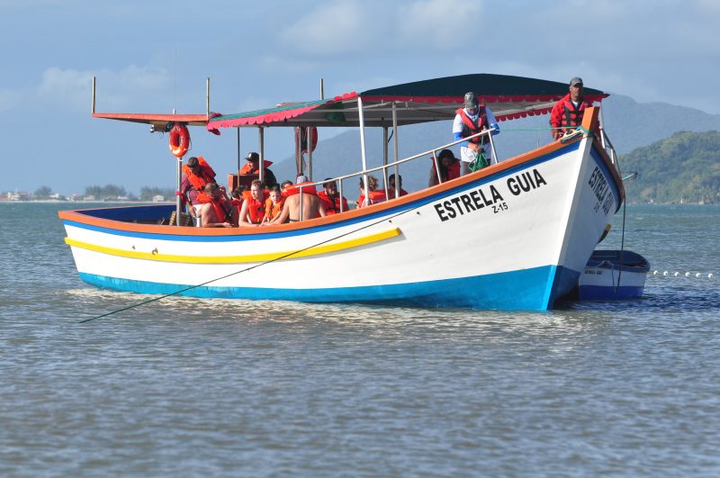 Barco pesqueiro faz passeio com turistas durante o verão – Foto: Gabriel Lain/ND
