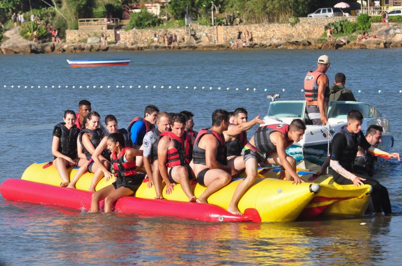 Banana boat é opção de diversão na Praia da Pinheira – Foto: Gabriel Lain/ND