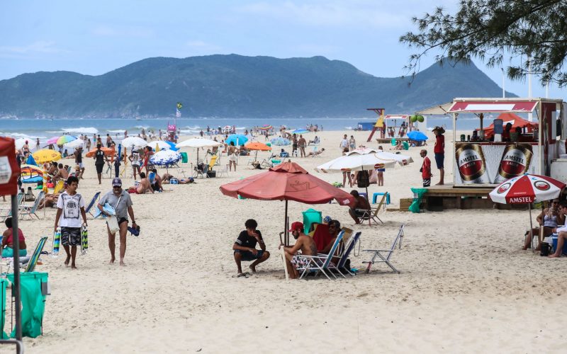 Registro de praia cheia no ponto central da praia do Campeche, em Florian&oacute;polis, antes da pandemia – Foto: Anderson Coelho/ND