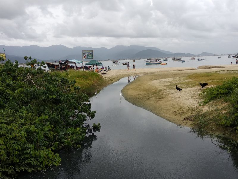 No rio da Praia de Baixo da Pinheira duas liga&ccedil;&otilde;es de esgoto foram lacradas – Foto: Marcela Ximenes/ND