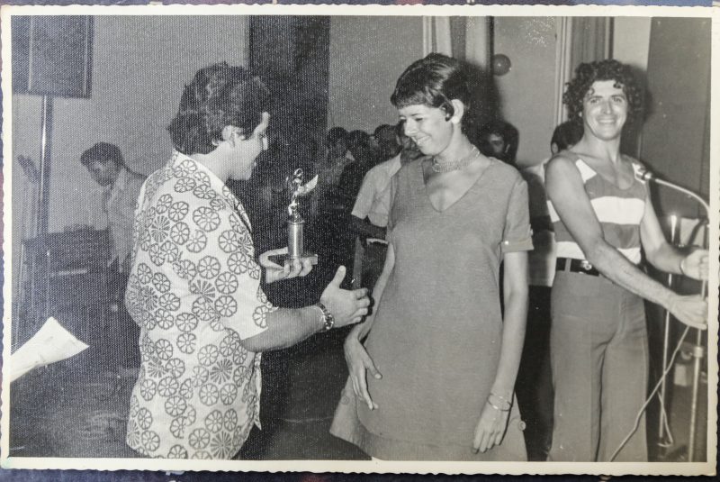 Vera Linhares de Andrade recebe pr&ecirc;mio em festival de m&uacute;sica – Foto: Acervo pessoal/Ronaldo de Andrade/Anderson Coelho/ND