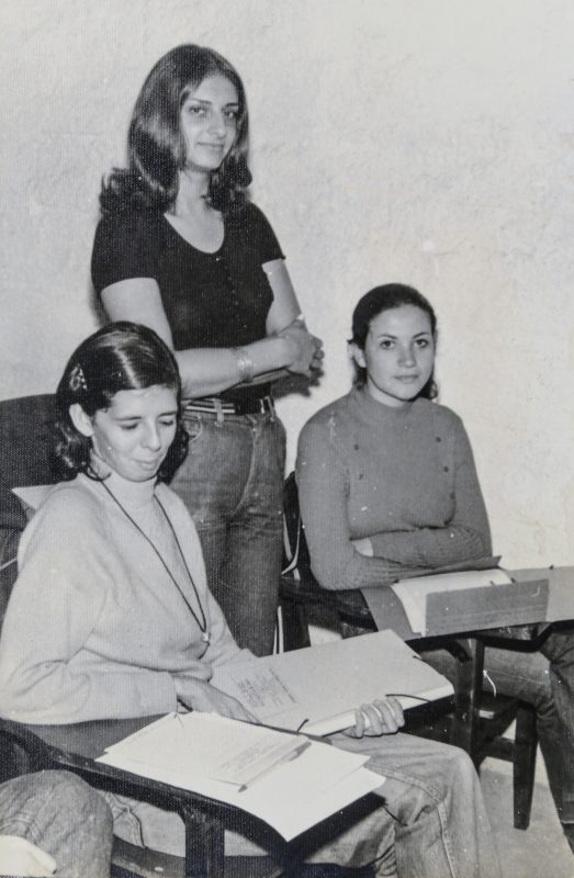 Vera Linhares de Andrade (sentada, &agrave; esquerda) nos tempos de estudante – Foto: Acervo pessoal/Ronaldo de Andrade/Anderson Coelho/ND