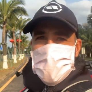 Bruno Fontes tem utilizado m&aacute;scara para atravessar a rua para treinar em Haikou. Foto: Reprodu&ccedil;&atilde;o Instagram&nbsp; @brunofontesoficial