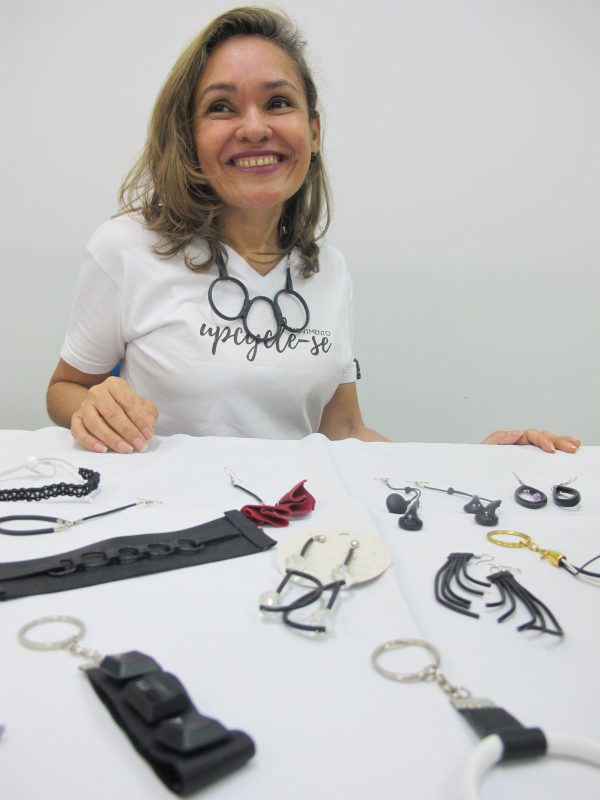 Trindade dos S. Guimarães se dedica à produção de chaveiros e bijuterias, ao mesmo tempo que destaca a oportunidade de exercer o autoconhecimento – Foto: Divulgação/ND
