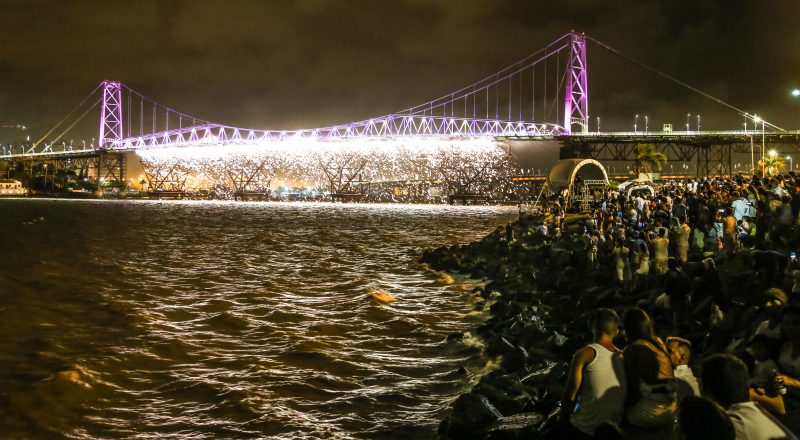 Réveillon em Florianópolis, quando vivido perto da ponte Hercílio Luz, tem um espetáculo de fogos