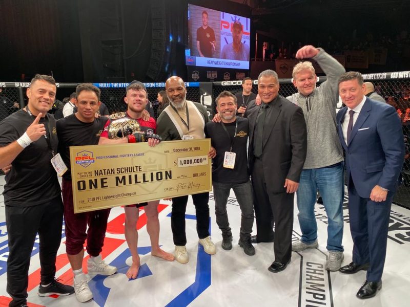 Natan com o cheque e o cinturão que ganhou das mãos de Mike Tyson – Foto: arquivo pessoal, divulgação ND