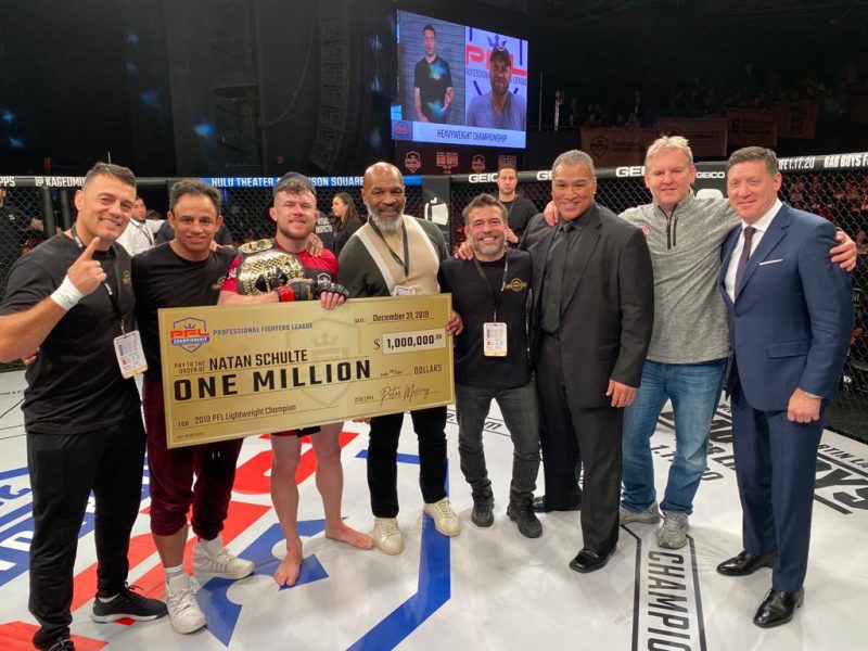 Natan com o cheque e o cinturão de campeão que recebeu das mãos de Mike Tyson, lenda do boxe – Foto: arquivo pessoal, divulgação ND