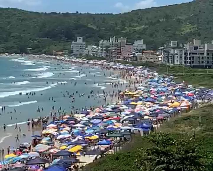 Praia lotada em Governador Celso Ramos. Foto: Divulgação/PMGCR –