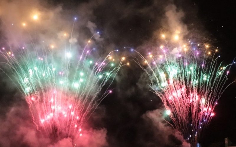 Show de fogos e atrações musicais estão presentes nas programações de réveillon nas cidades do Oeste