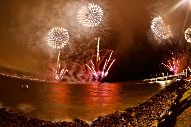 Preparemo-nos para a hora da virada. As luzes vermelhas, azuis, verdes, brancas, amarelas fizeram a festa no céu de Florianópolis para a chegada de 2020 – Foto: Cristiano Andujar/PMF/Arquivo/ND