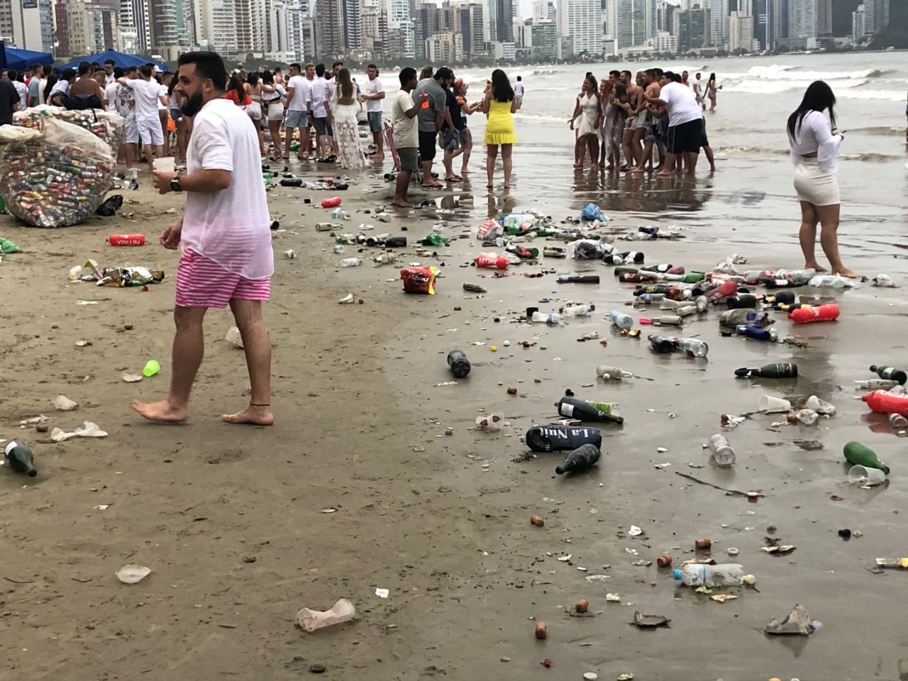Mais De 340 Toneladas De Lixo Foram Removidos Da Praia Após A Virada Em Balneário Camboriú