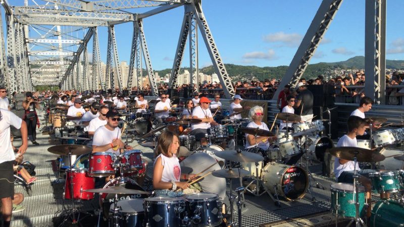 Milhares de pessoas se reuniram na Ponte na tarde do dia 5 de janeiro para a apresenta&ccedil;&atilde;o da Orquestra de Baterias – Foto: Anderson Coelho/Arquivo/ND