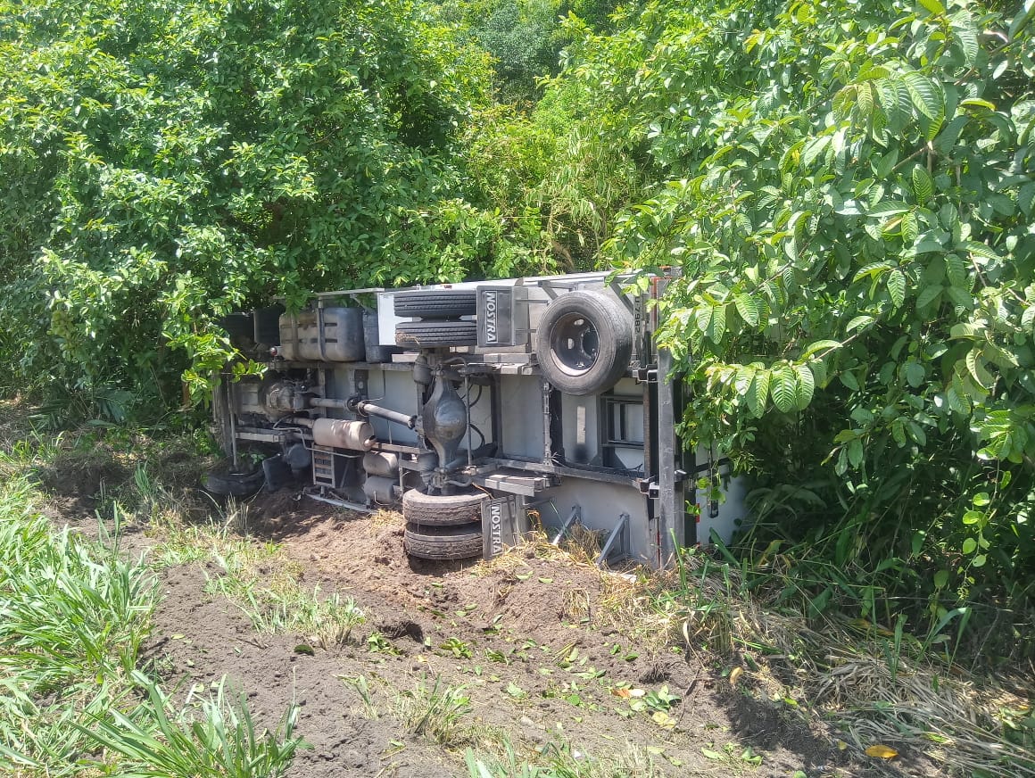 Caminhão tomba na br-280, em araquari