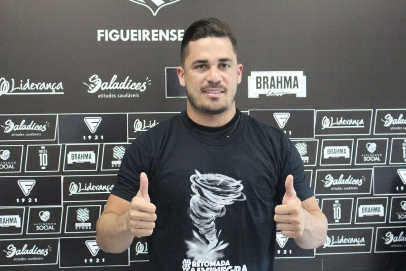 Elyeser no Figueirense, quando foi apresentado em fevereiro do ano passado – Foto: Patrick Floriani/FFC