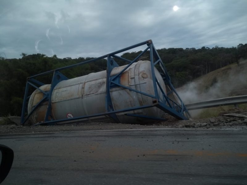 Ve&iacute;culo tomba de carreta e causa vazamento de produto qu&iacute;mico em Garuva – Foto: PMRv/ND
