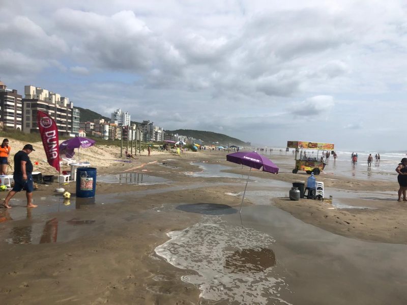 Praia do Mar Grosso, em Laguna, ap&oacute;s a freak wave atingir a praia – Foto: Divulga&ccedil;&atilde;o ND