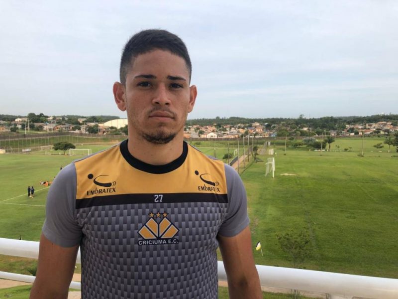 Zagueiro/volante foi apresentado pelo Tigre – Foto: Crici&uacute;ma/Divulga&ccedil;&atilde;o