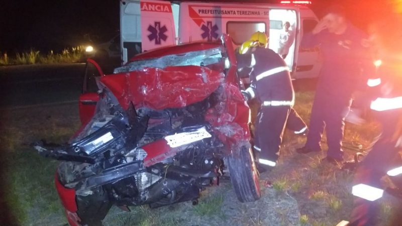 Veículo que a mulher conduzia foi atingido por trator – Foto: PMRv/Divulgação
