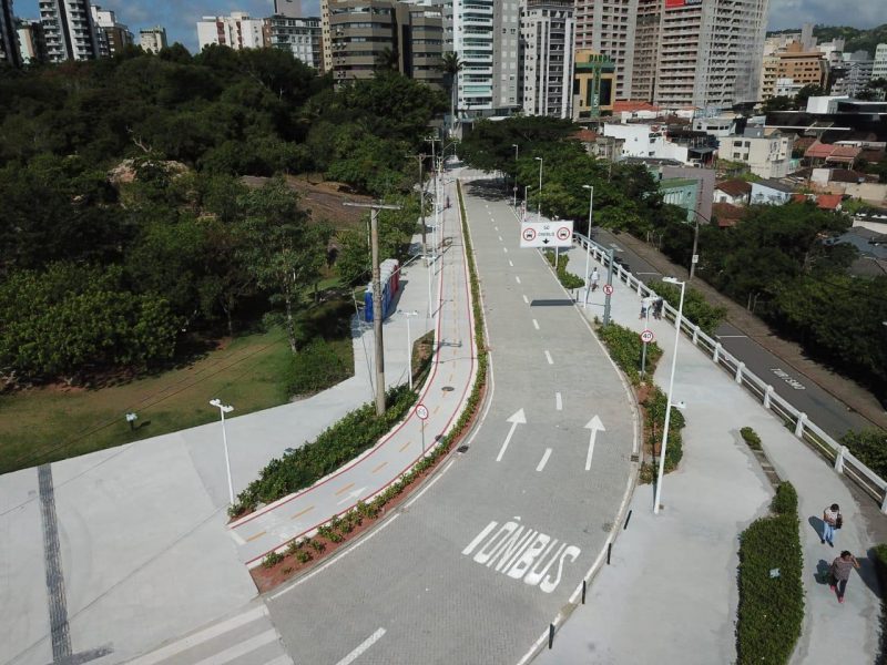 Lado direito da Alameda Adolfo Konder, sentido saída da Ponte, é exclusivo para o tráfego de ônibus – Foto: Leonardo Sousa/PMF