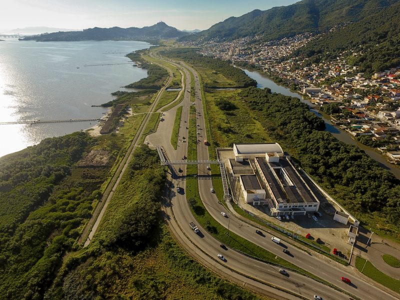Vista a&eacute;rea da Via Expressa Sul, em Florian&oacute;polis – Fl&aacute;vio Tin/ND