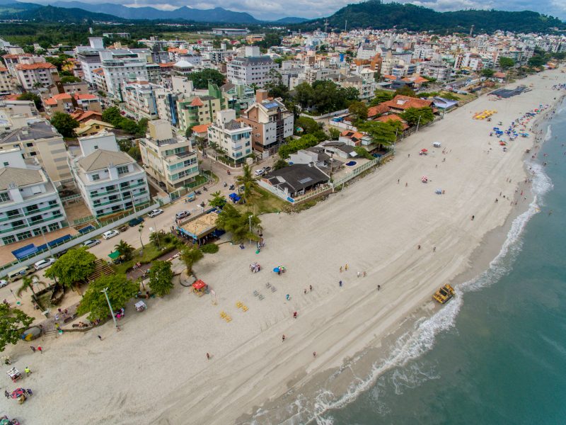 Praia de Canasvieiras, uma das mais procuradas pelos turistas na temporada de ver&atilde;o. Foto: Flavio Tin/Arquivo/ND