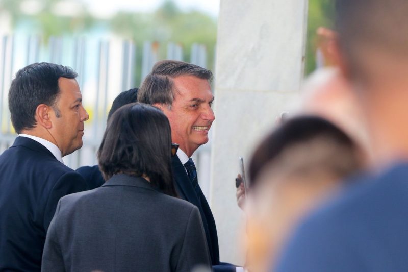 Bolsonaro cumprimenta populares no Palácio da Alvorada