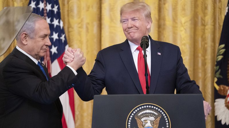 Trump e Netanyahu apertando as mãos