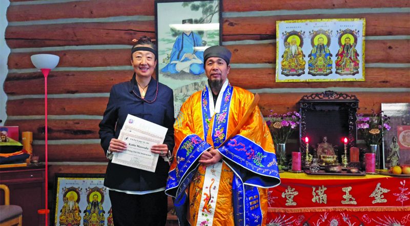 Sacerdotisa tao&iacute;sta Katia Massuda com o mestre Wudang Chen, com quem passou por um rigoroso treinamento – Foto Arquivo Pessoal/ND