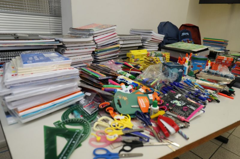S&atilde;o aceitos, na campanha, itens em bom estado de conserva&ccedil;&atilde;o, como cadernos, l&aacute;pis, canetas, mochilas e estojos pouco usados. – Foto: Cristiano Andujar/PMF/Divulga&ccedil;&atilde;o/ND