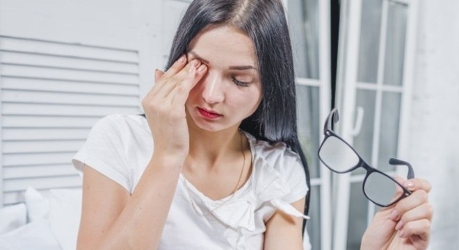 Jovem mulher com doença de Hordéolo no olho, Banco de Video